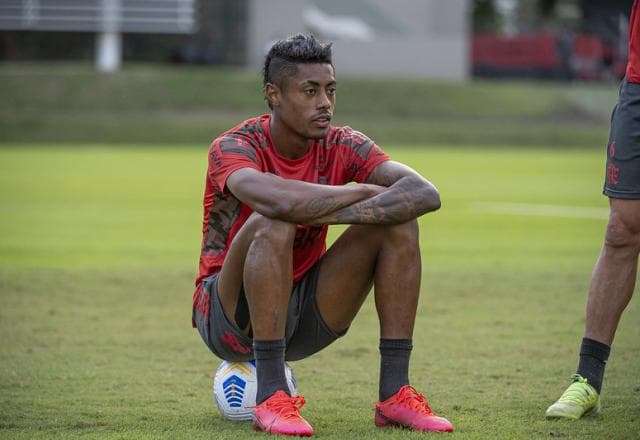 Lesionado no Flamengo, Bruno Henrique detona árbitro: "Esse fraco está mandado"