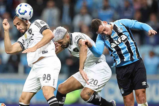 Botafogo sai na frente, mas cede empate ao Grêmio no fim