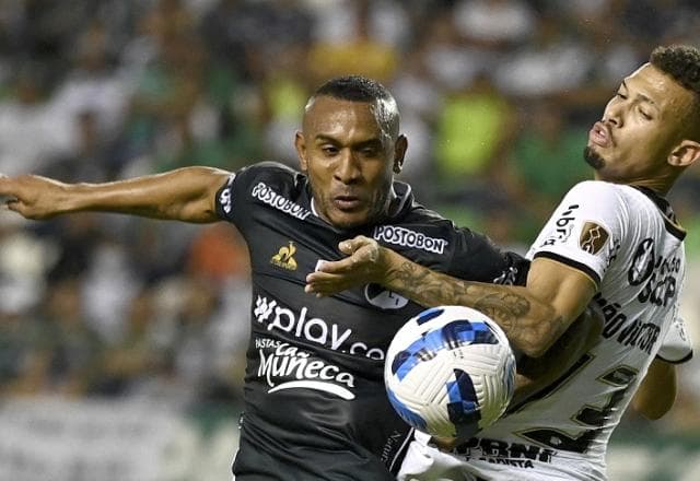 Corinthians empata com Cali em jogo com dois pênaltis perdidos e mantém ponta