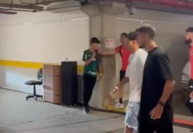 Polêmica: Calleri derruba celular de jovem do Palmeiras com um tapa