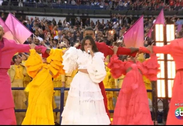 Camila Cabello arrasa em show na final da Champions League