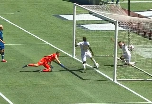 Gol perdido? Lance bizarro no Canadá viraliza no mundo do futebol