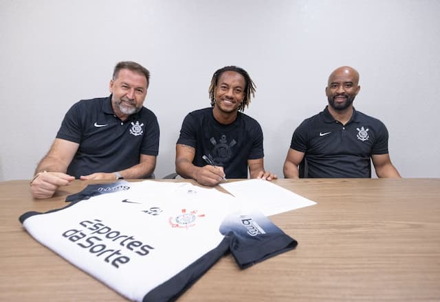 Corinthians renova contrato com André Carrillo até o fim de 2026