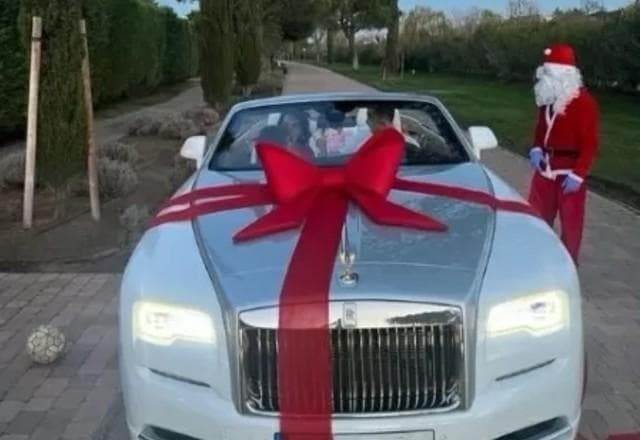 Esposa de Cristiano Ronaldo presenteia craque com carro de R$ 2 milhões