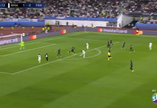 Casemiro manda uma bomba de canhota e acerta o travessão