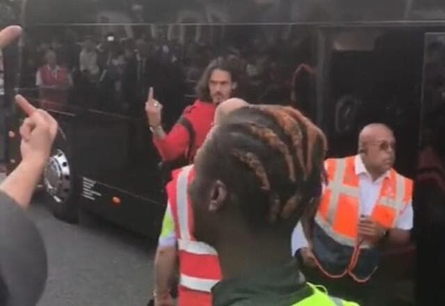 De saída do Manchester United, Cavani mostra dedo para torcedores