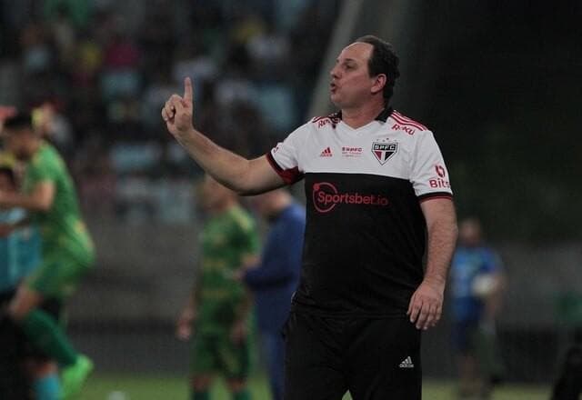 Rogério Ceni explica cena de irritação com torcedor: "Me chamou de filho da p..."