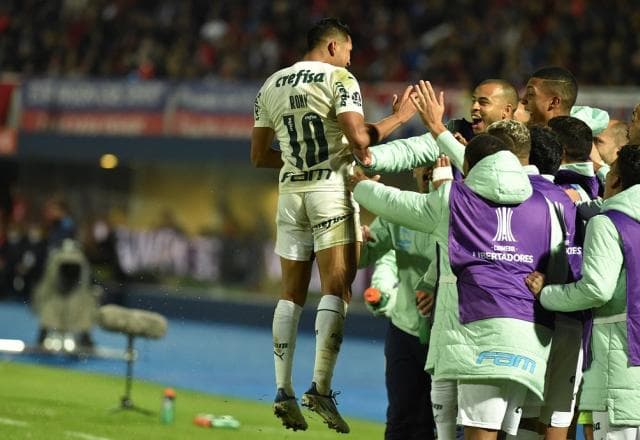 Palmeiras deslancha no segundo tempo, vence Cerro e encaminha classificação