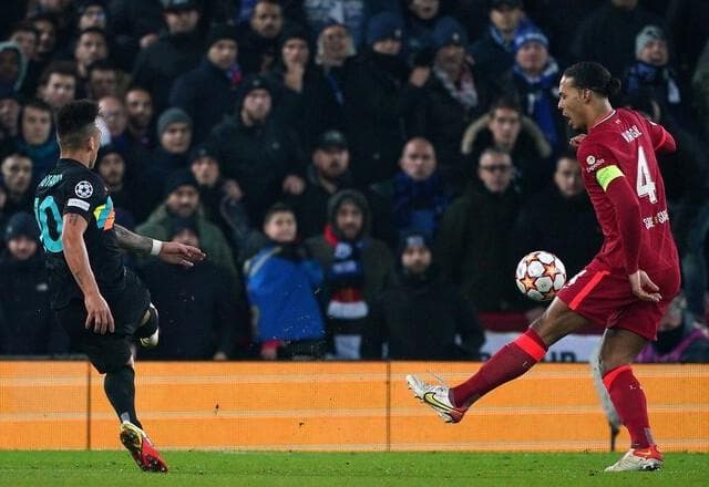 Inter de Milão vence em Anfield, mas Liverpool avança às quartas da Champions