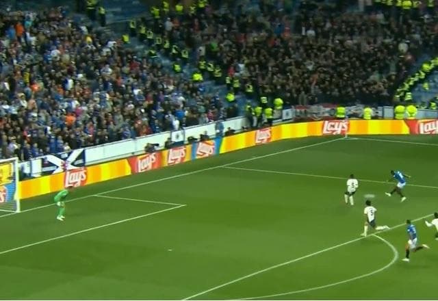 Quase! Abdallah Sima sai na cara do gol e chuta forte, mas em cima do goleiro