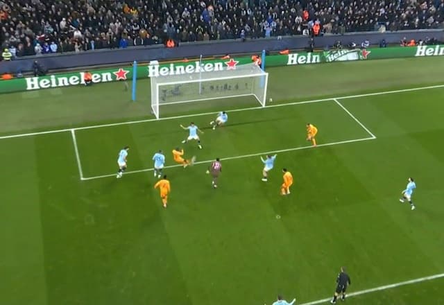 Quase! Mendy tabela com Vini Jr e, na cara do gol, chuta em cima do Ederson