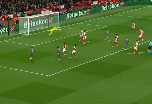 Quase! Vini Jr chuta colocado e bola passa rente à trave contra Arsenal