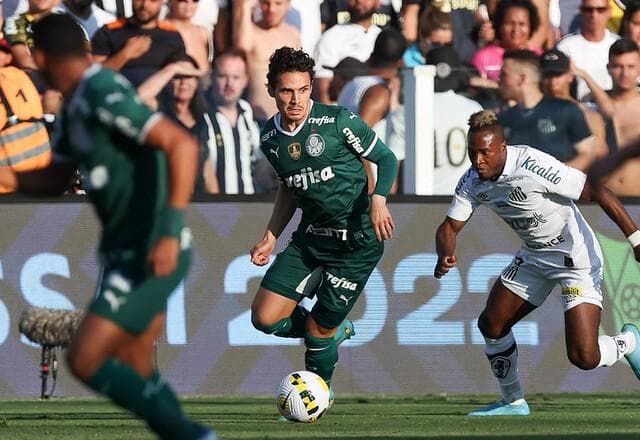 Veiga perde pênalti, Palmeiras acha gol no fim e vence Santos na Vila