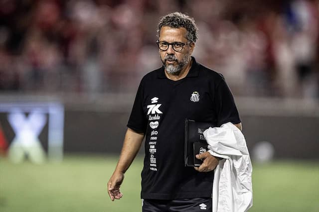 Santos demite o técnico Cleber Xavier