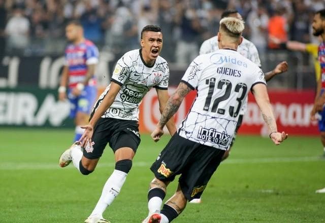Corinthians x Fortaleza: onde assistir, escalações e desfalques