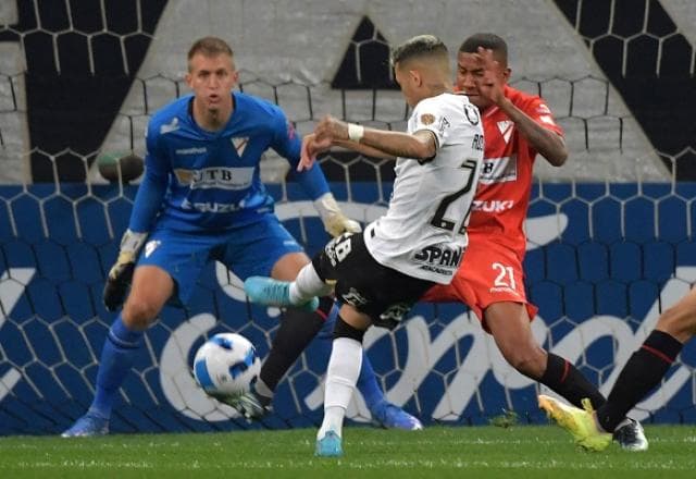Corinthians só empata com Always Ready e avança em segundo às oitavas da Libertadores