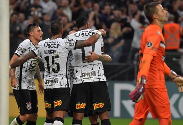 Com gol contra bizarro, Corinthians vence o Cali e embola grupo na Libertadores