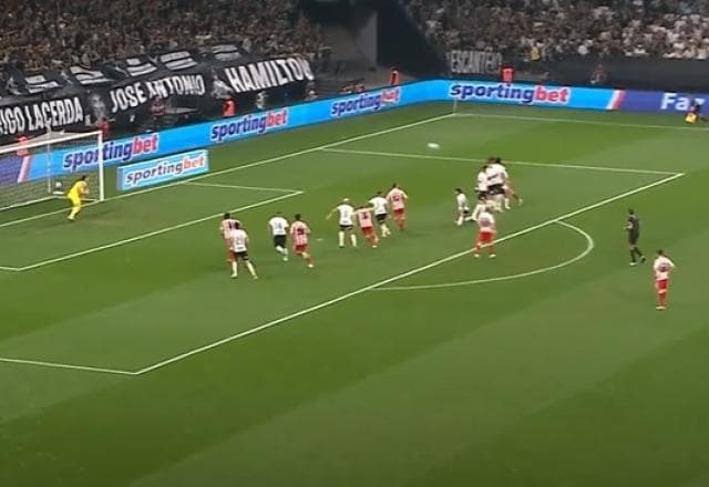 INACREDITÁVEL! Sosa cobra falta, bola bate na trave, em Cássio e não entra 