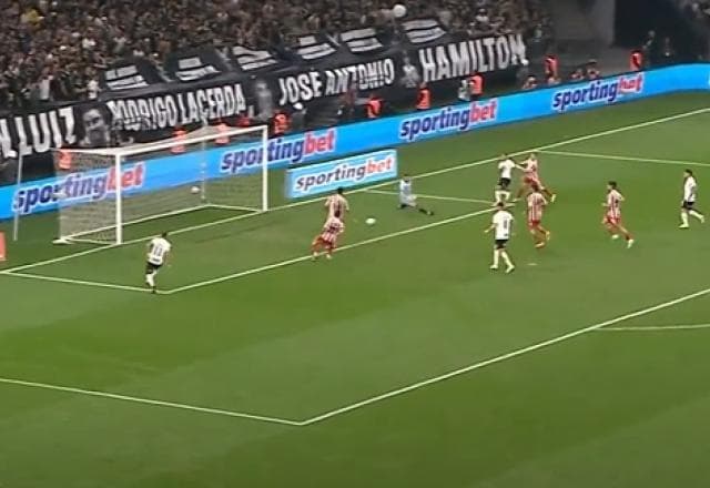 Maycon se livra da marcação e quase amplia para o Corinthians