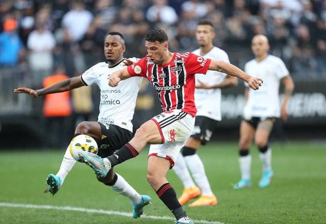 Corinthians busca empate com São Paulo, mantém tabu em Itaquera e segue na liderança