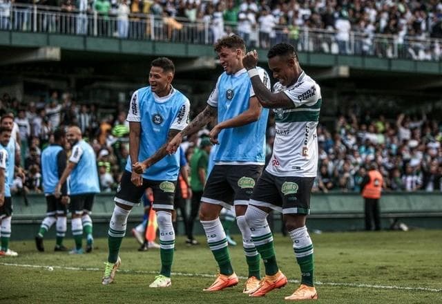 Coritiba bate Maringá de virada e é campeão Paranaense