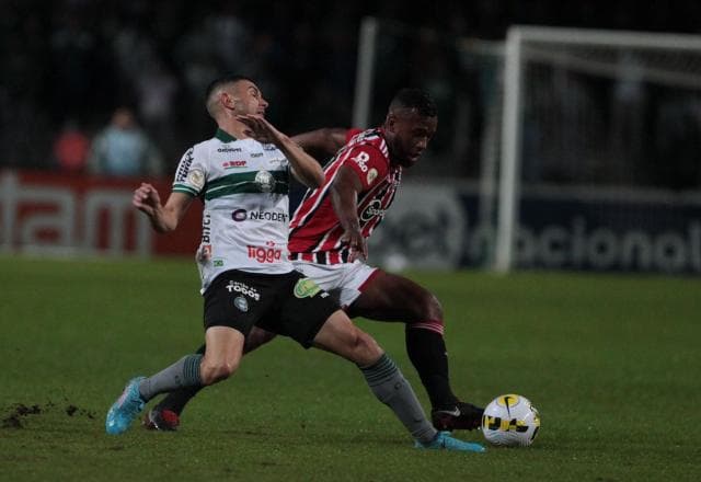 Coritiba e São Paulo empatam e ficam à beira do G4 do Brasileirão