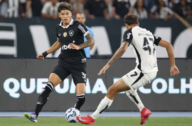 Botafogo abre vantagem, mas Corinthians arranca o empate no fim