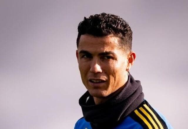 Viagem de Cristiano Ronaldo em dia de clássico causa polêmica no United