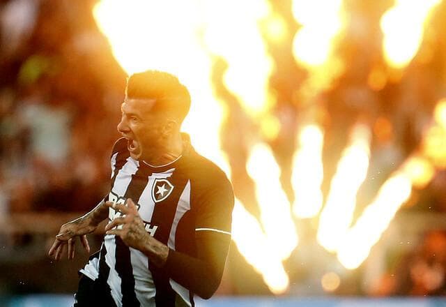 Botafogo vence Fluminense e segue na liderança do Brasileirão