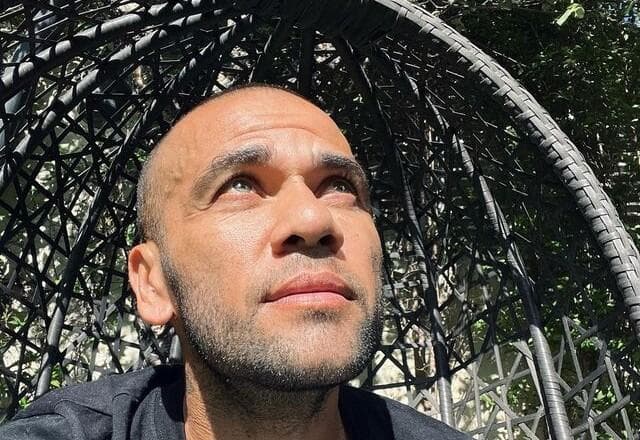 Detido na Espanha, Daniel Alves exclui foto de perfil em rede social