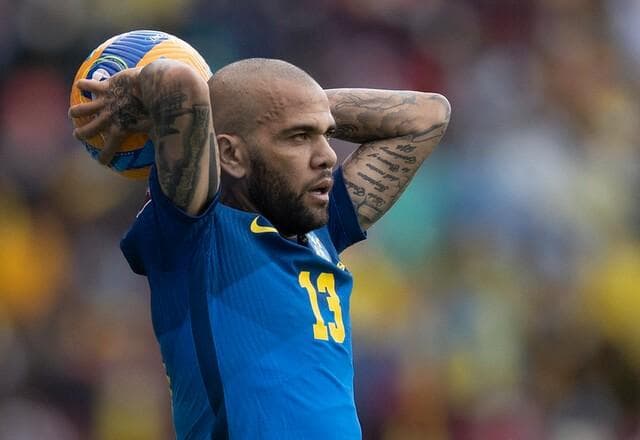 Daniel Alves volta a se posicionar em meio a críticas: "Foco na missão"