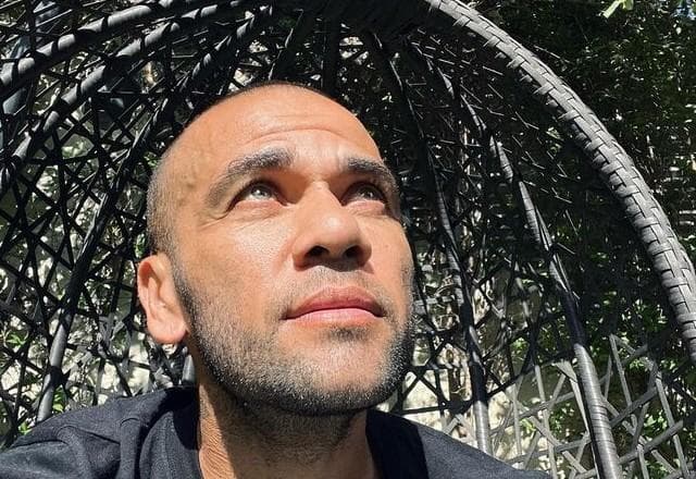 Preso na Espanha, Daniel Alves contrata ex-advogado de Messi