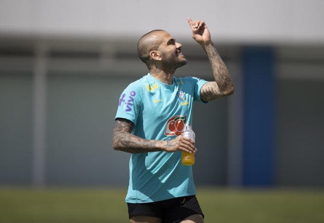 Daniel Alves comemora convocação para a Copa: "Orgulho e satisfação"