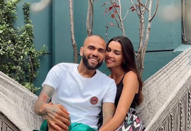 Esposa de Daniel Alves nega apoio a jogador em resposta a jornal