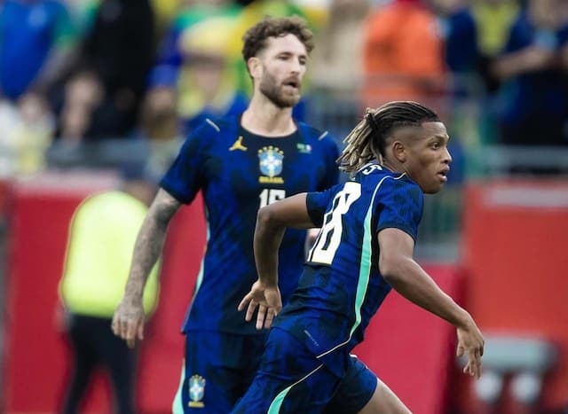 Danilo se diz pronto para ser titular na seleção e elogia Casemiro