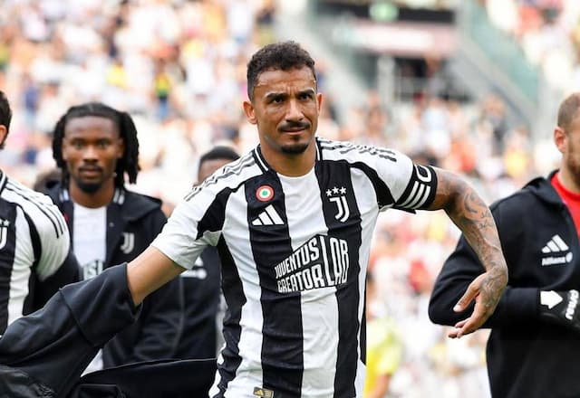 Treinador da Juventus confirma saída do lateral-direito Danilo 