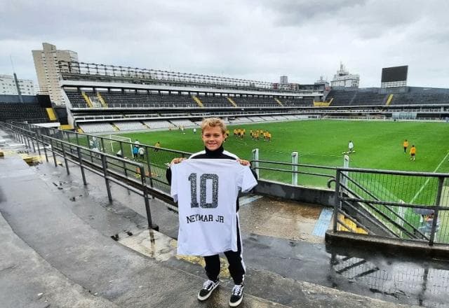 Neymar posta foto do filho no treino do Santos: "Que saudade da Vila"