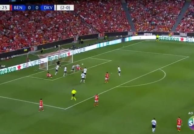 David Neres finaliza de bicicleta, mas goleiro do Dínamo consegue espalmar