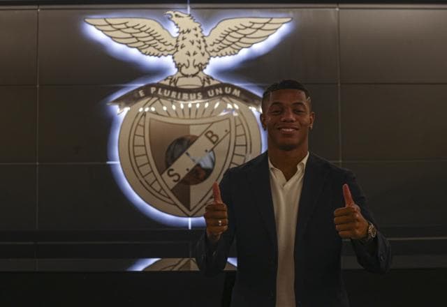 Benfica anuncia a contratação do atacante brasileiro David Neres