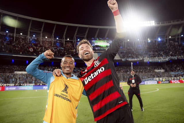 Flamengo desembarca no Rio após classificação para final da Libertadores