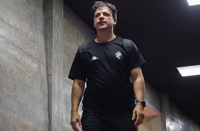 Diniz faz alusão ao hino do Vasco após goleada: "Jogamos de coração"