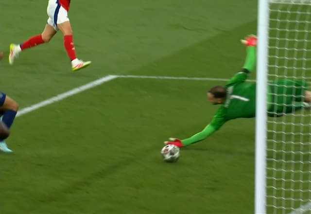 Milagre! Donnarumma faz defesaça e mantém o PSG na frente do Arsenal