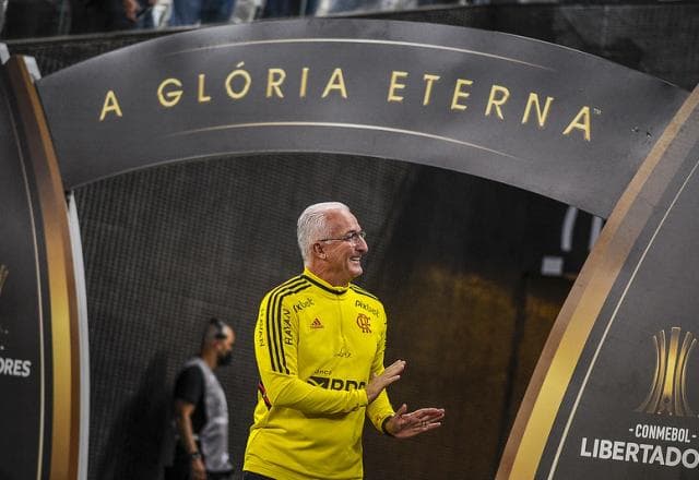 Dorival elogia Flamengo contra Corinthians, mas alerta: "Futebol prega peças"
