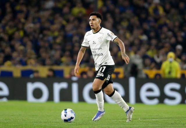 Corinthians anuncia renovação de contrato do volante Du Queiroz