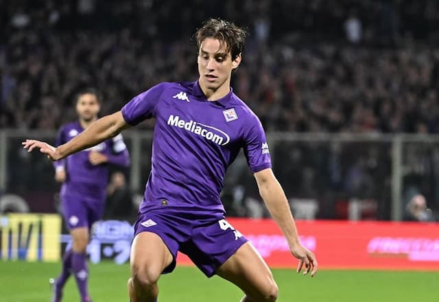 Jogador que desmaiou durante partida na Itália está consciente e conversa com familiares