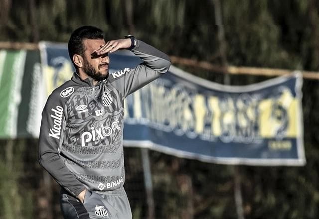 Edu Dracena pede demissão no Santos após queda na Sul-Americana: "Falhamos"