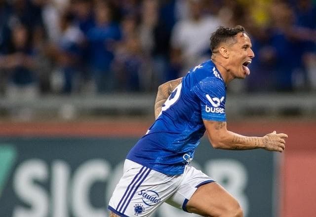 Cruzeiro vence Athletic Club e larga na frente na semifinal do Mineiro