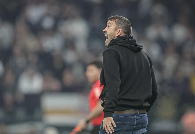 Ex-presidente do Atlético-MG detona Coudet: "Irresponsabilidade do treinador"