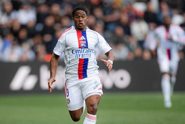 Lyon vence o Auxerre com brilho de jogadores brasileiros