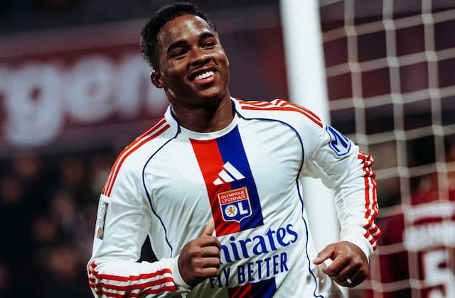 Endrick surpreende elenco do Lyon com presente especial